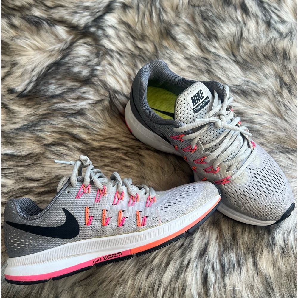 In Great USED Condition! Women’s Nike Pegasus 33. Size 6.5 in Grey and Pink.